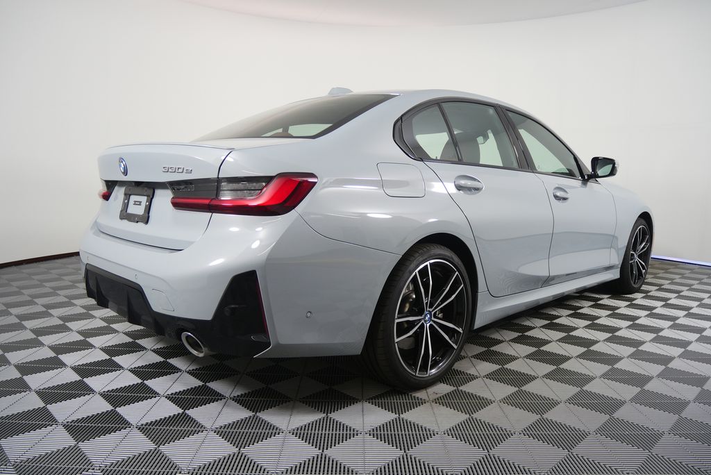 Thumbnail: 2024 BMW 3 Series - 3