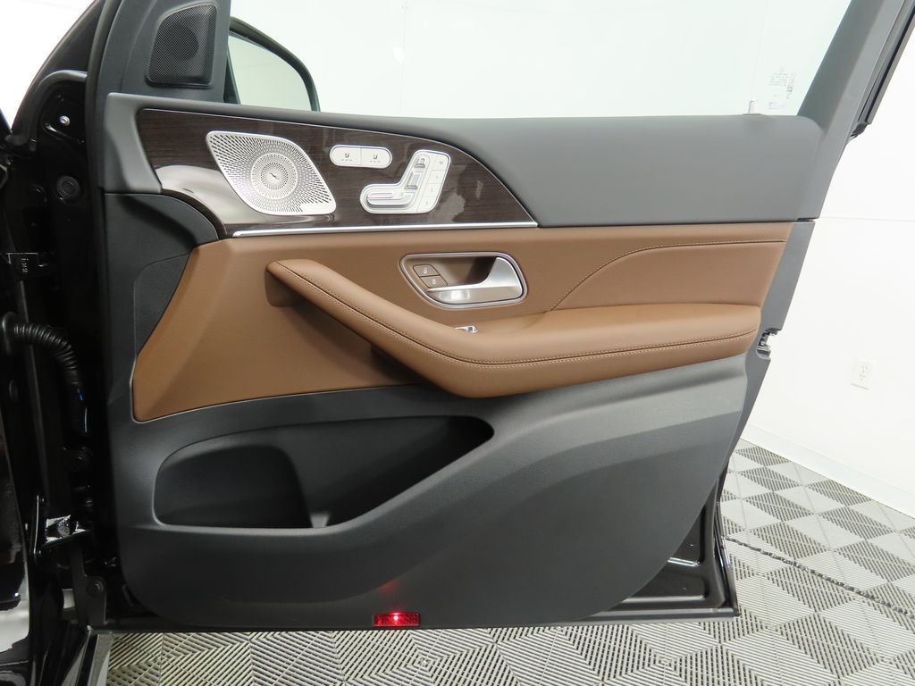 2025 Mercedes-Benz GLS 450 4MATIC 26