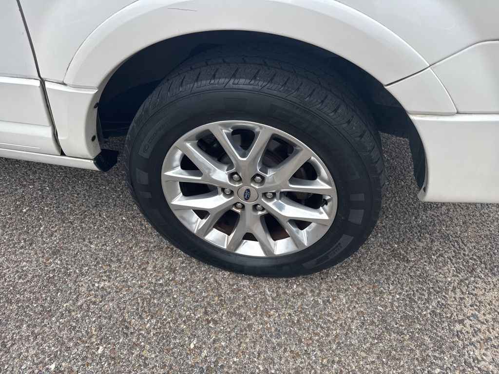 2017 White Platinum Metallic Tri-Coat Ford Expedition EL Limited RWD SUV