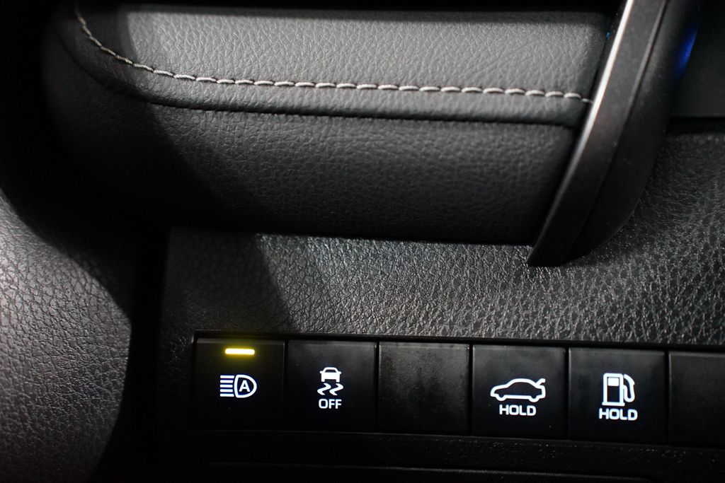2019 Toyota Camry SE 22