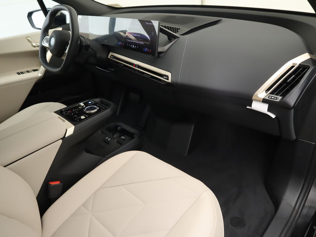 2025 BMW iX xDrive50 18