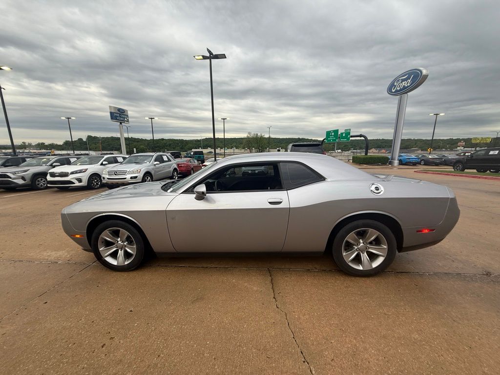 2016 Dodge Challenger SXT photo