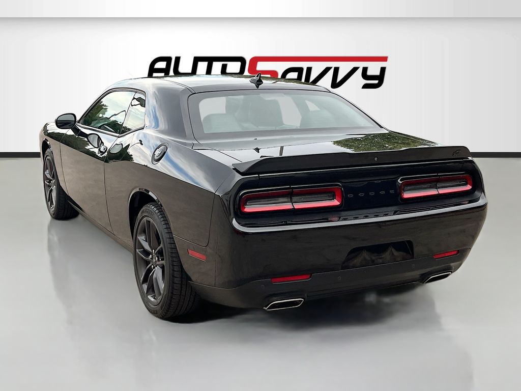 Used 2022 Black Dodge SXT image 5