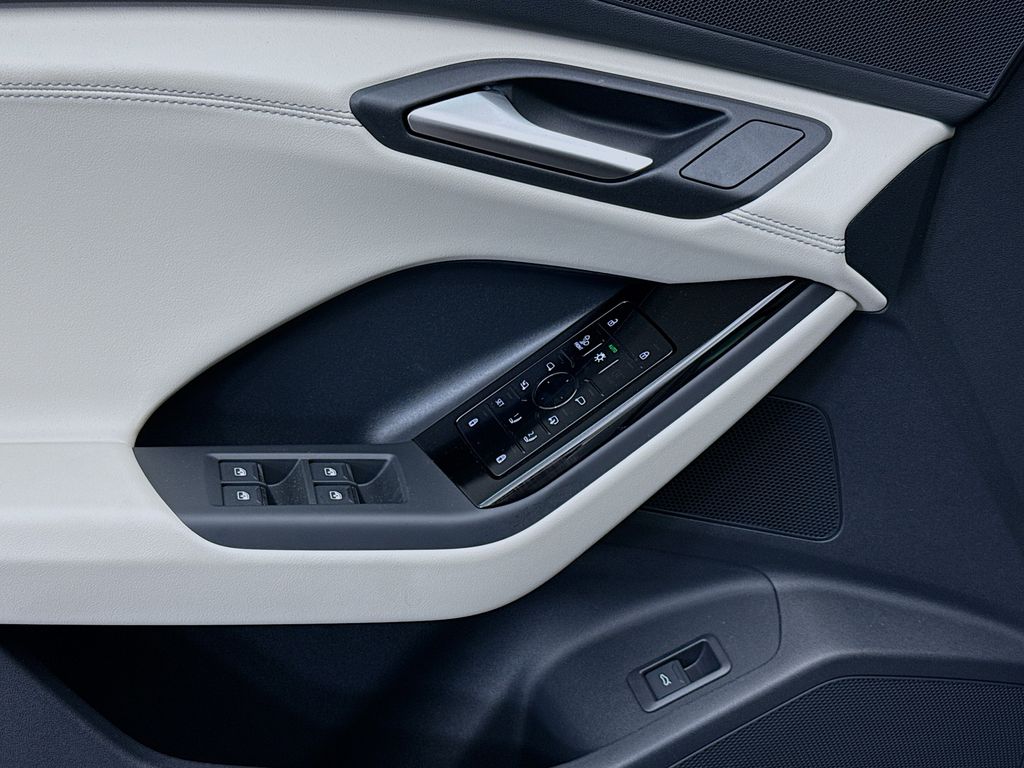 Thumbnail: 2025 Audi Q6 e-tron - 23