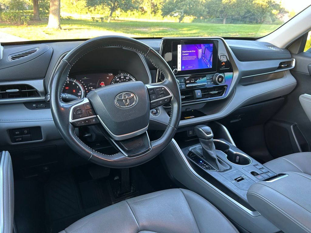 Thumbnail: 2023 Toyota Highlander - 12