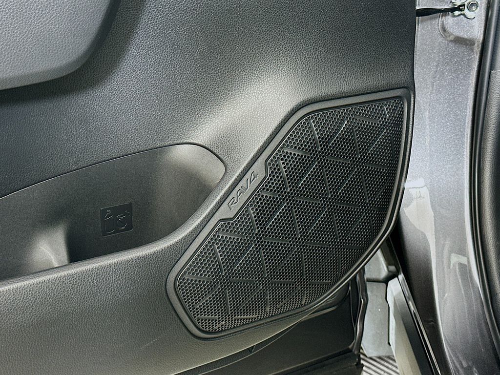2022 Toyota RAV4 XLE 18