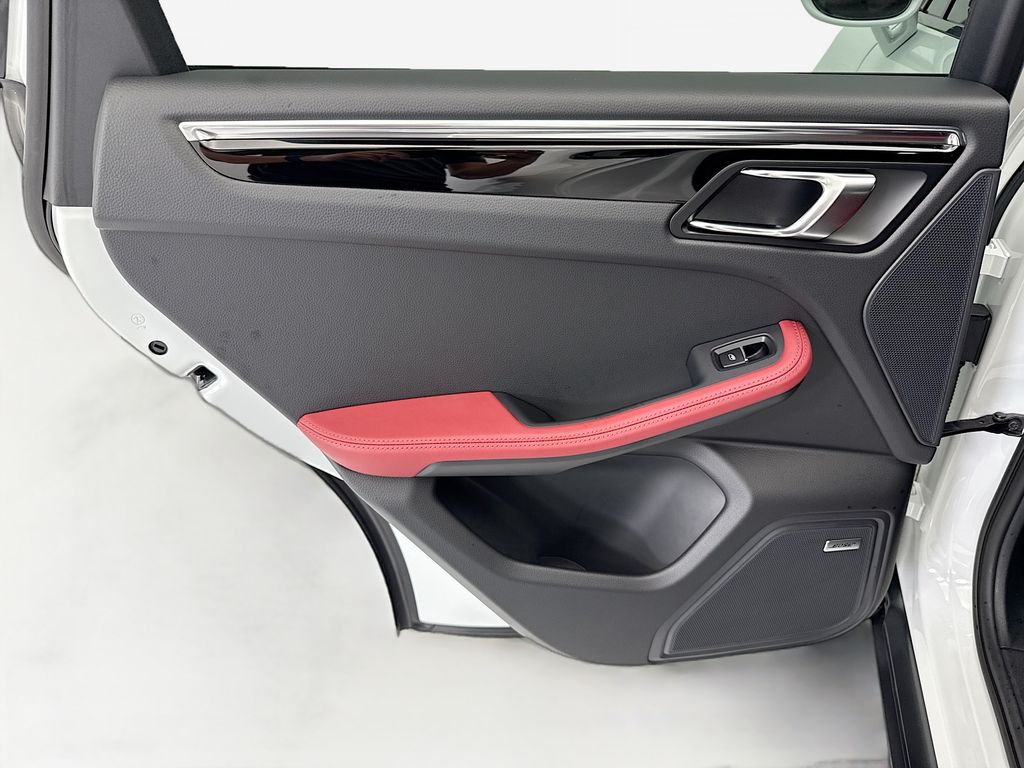 Thumbnail: 2026 Porsche Macan - 25