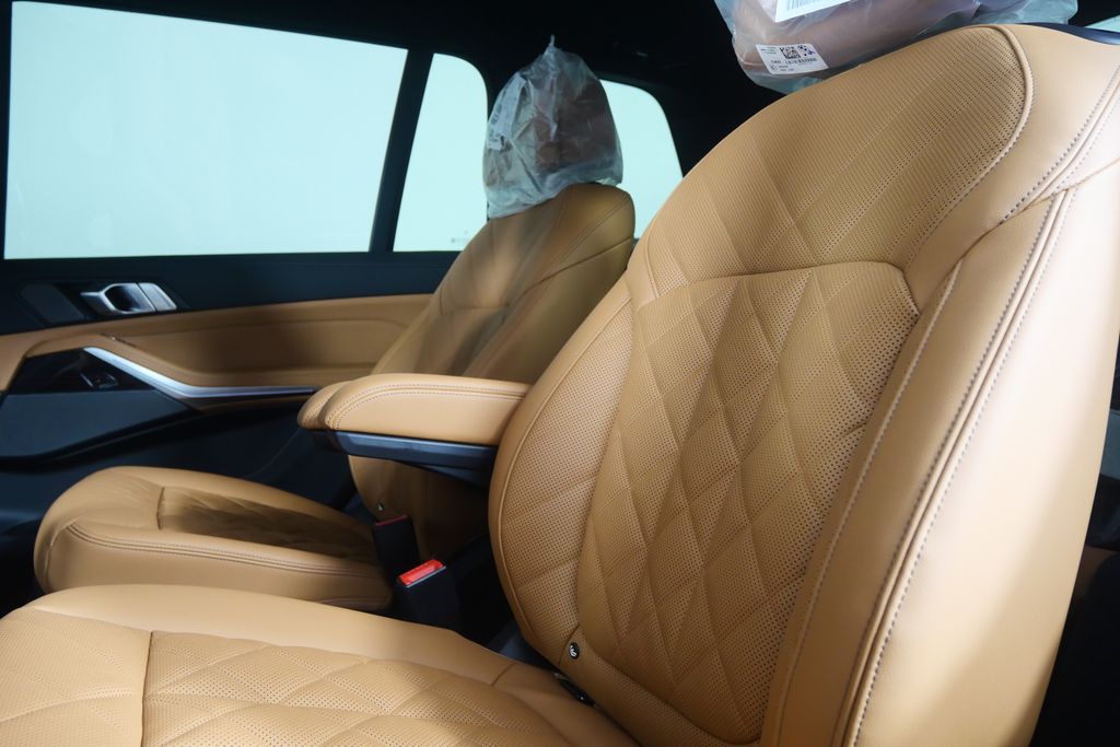 Thumbnail: 2026 BMW X7 - 15