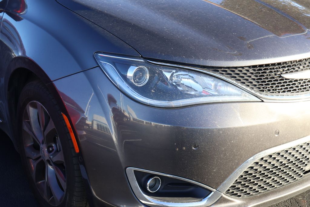 Thumbnail: 2018 Chrysler Pacifica - 4