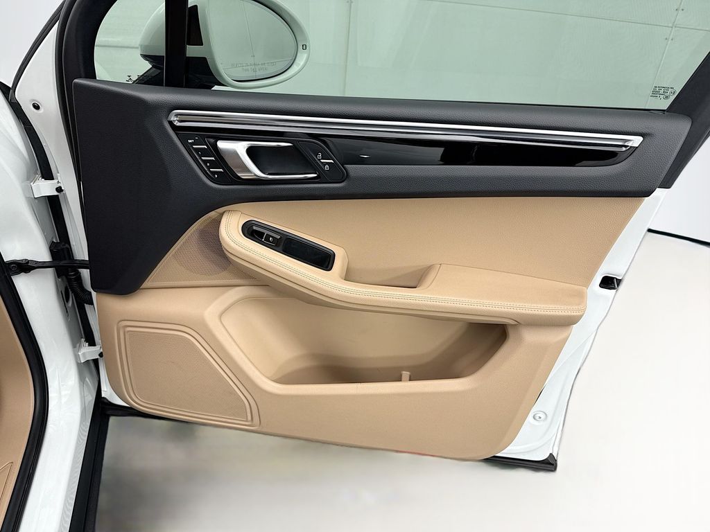 Thumbnail: 2023 Porsche Macan - 26