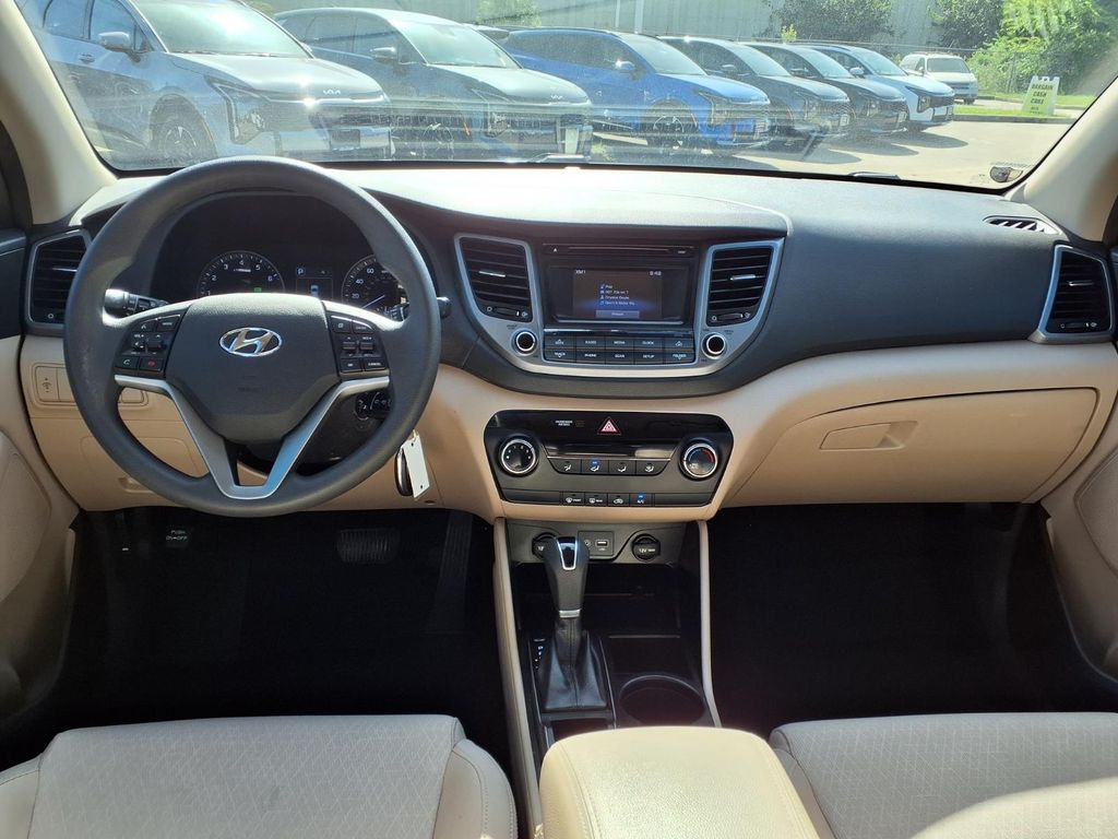 2016 Hyundai Tucson SE White at Baytown Hyundai