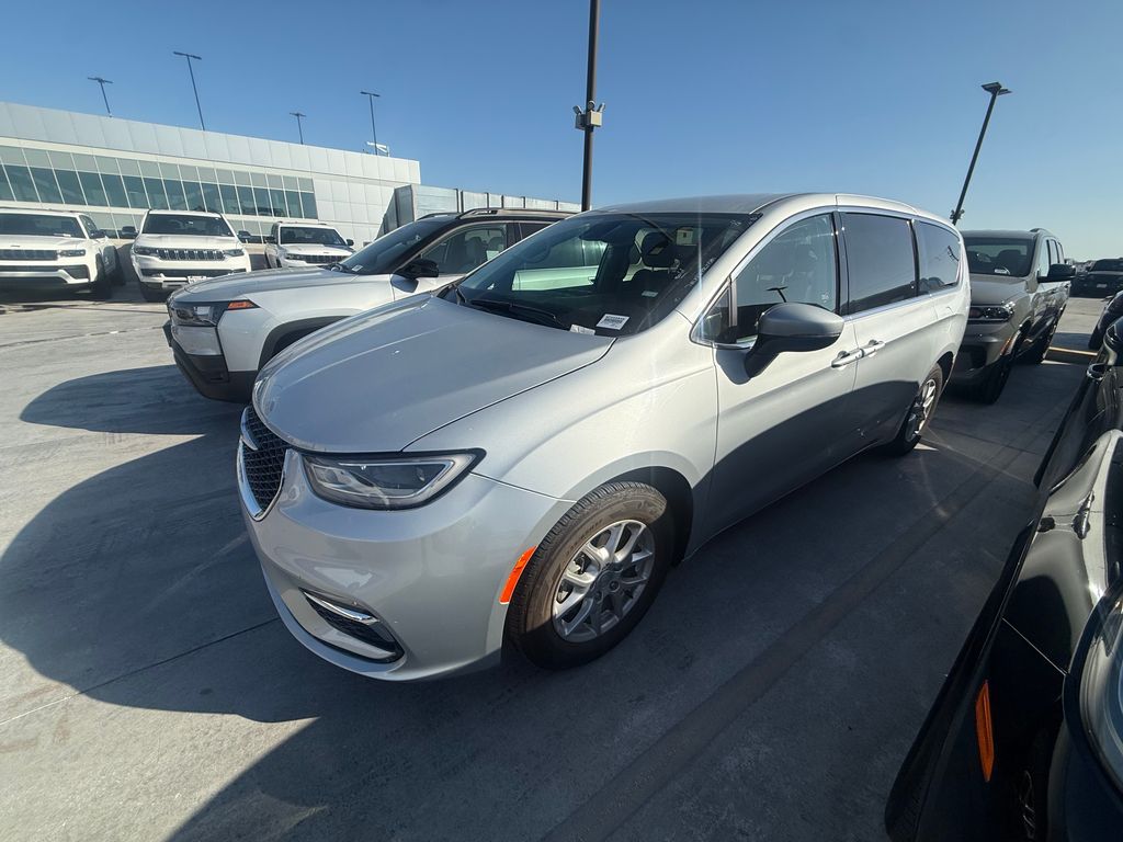 Silver Mist Clearcoat 2023 Chrysler Pacifica Minivan Front-Wheel Drive 9-Speed Automatic