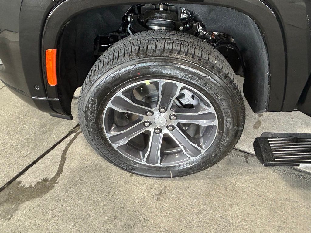 Used 2024 Diamond Black Crystal Pearlcoat Jeep Base image 22