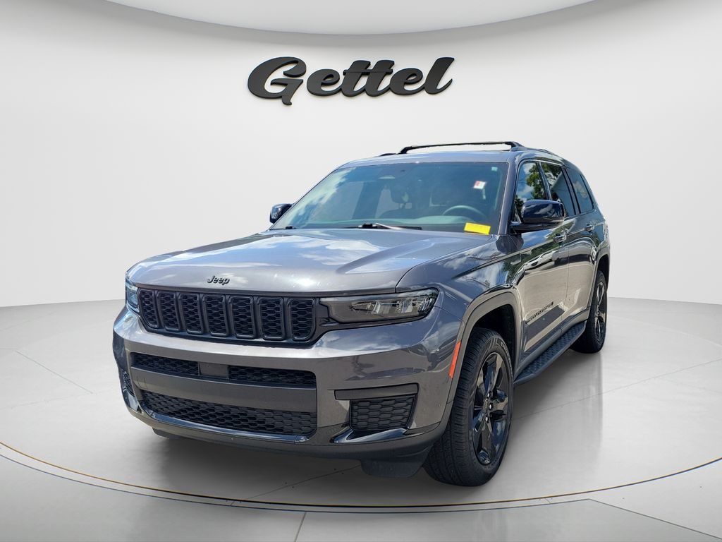 Used 2023 Gray Jeep Altitude image 2
