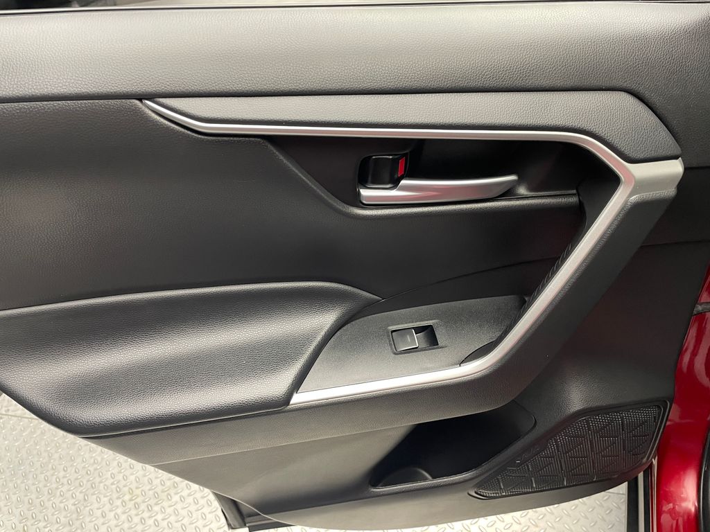 2023 Toyota RAV4 XLE 32