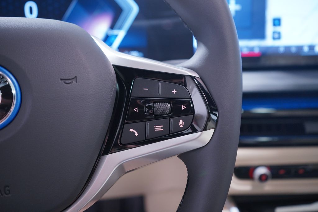 Thumbnail: 2025 BMW i4 - 21