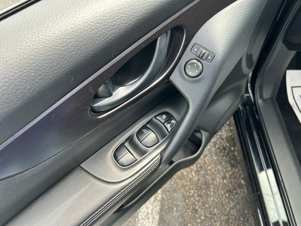 2022 Nissan Rogue Sport S 25