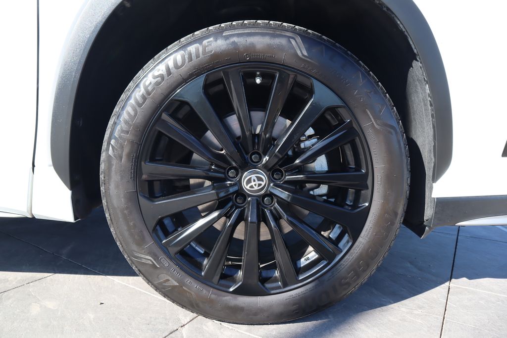 Thumbnail: 2023 Toyota Highlander - 31