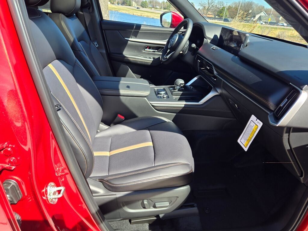 View vehicle photo 4