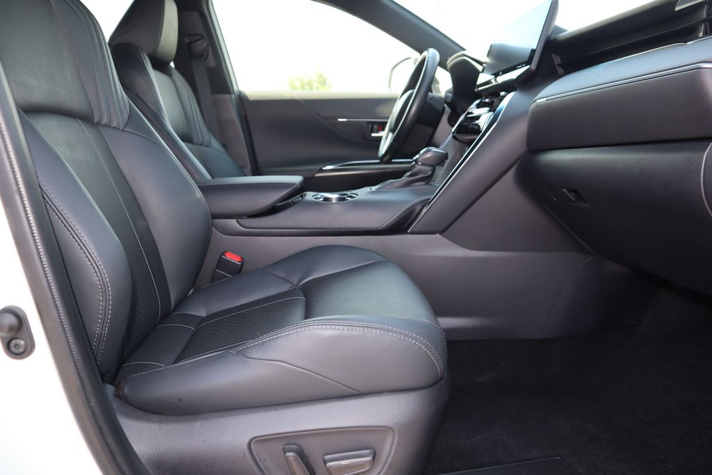 Thumbnail: 2021 Toyota Venza - 18