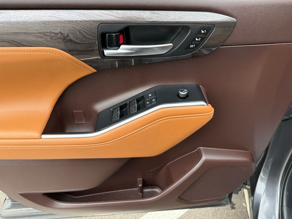 Thumbnail: 2021 Toyota Highlander - 11