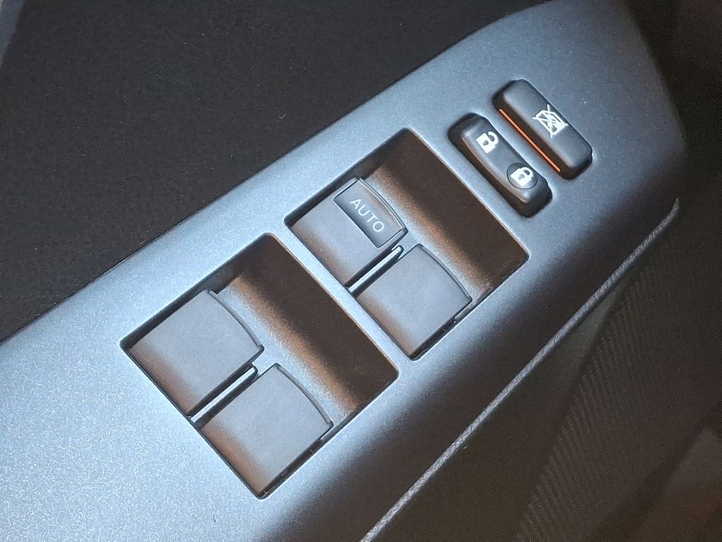 Thumbnail: 2018 Toyota RAV4 - 25