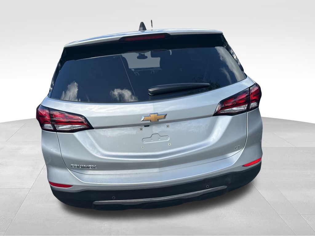 2022 Silver Ice Metallic Chevrolet Equinox LT FWD SUV