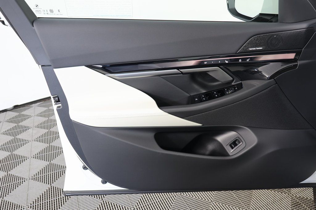 Thumbnail: 2027 BMW 5 Series - 7