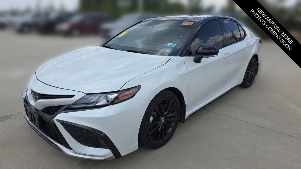 Wind Chill Pearl/Midnight Black Metallic 2023 Toyota Camry Sedan Front-Wheel Drive 8-Speed Automatic