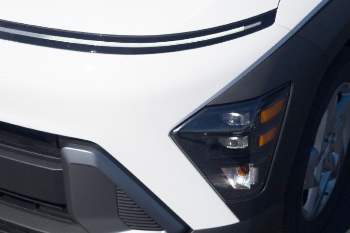 New 2027 White Hyundai SE image 10