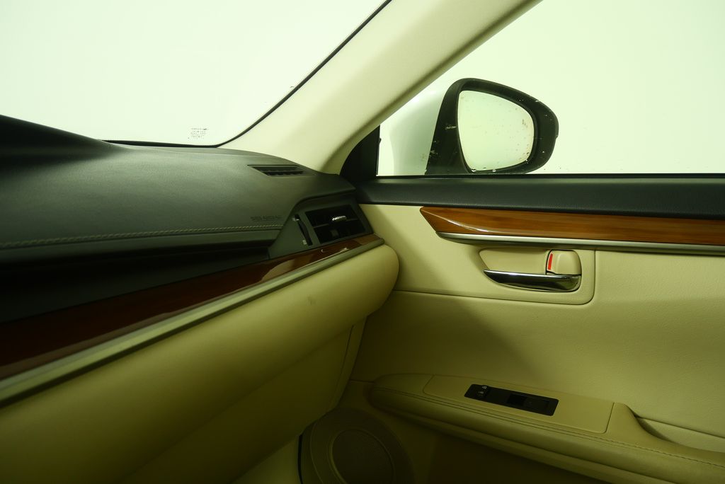 Thumbnail: 2013 Lexus ES - 24