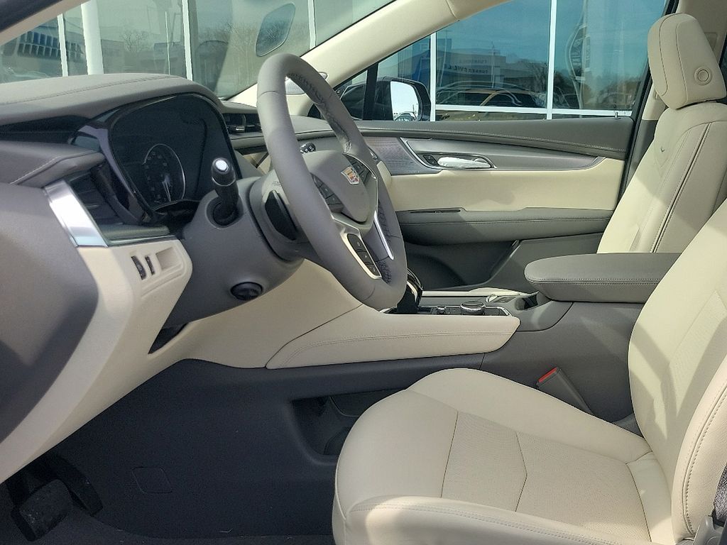 Thumbnail: 2025 Cadillac XT5 - 10