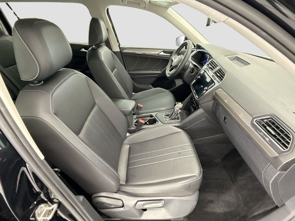 Thumbnail: 2023 Volkswagen Tiguan - 18