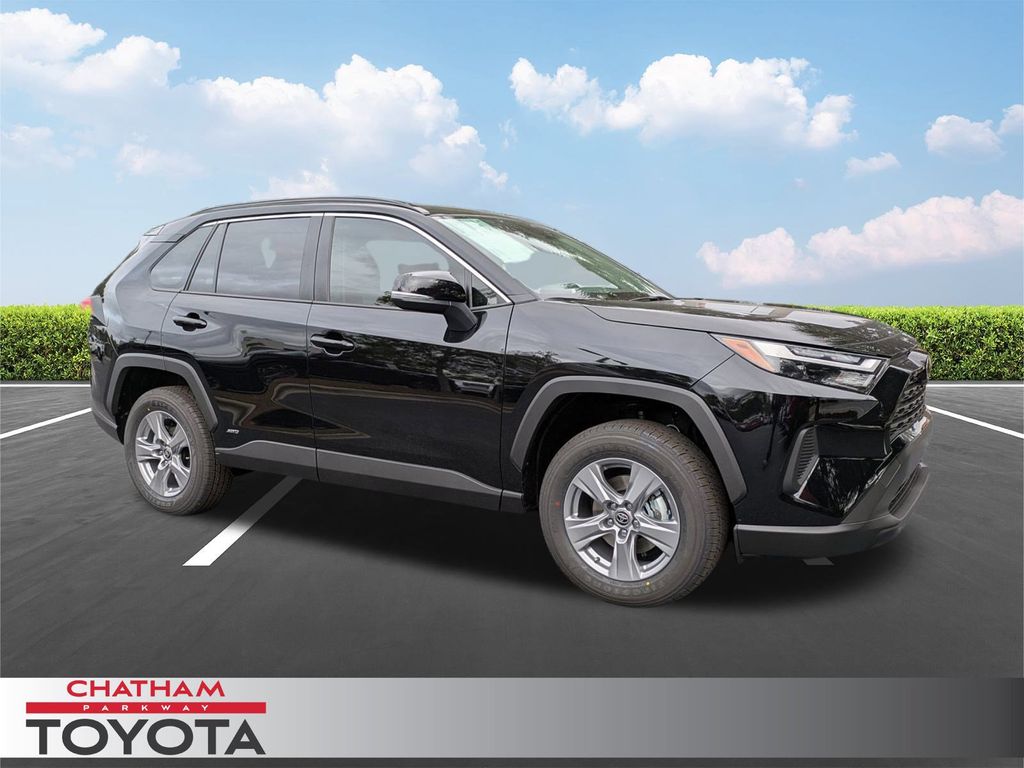 2025 Toyota RAV4 XLE's photo
