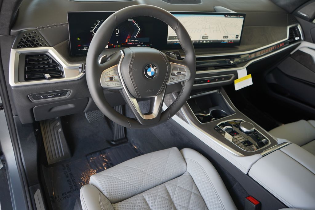 Thumbnail: 2026 BMW X7 - 13