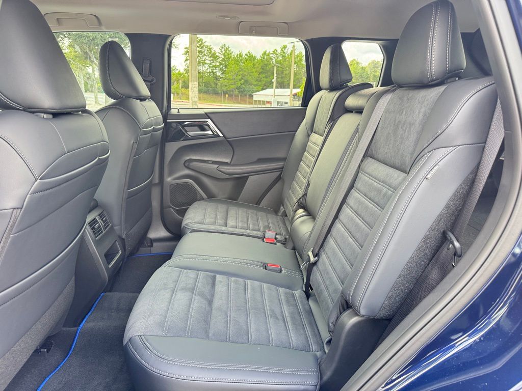 2025 Mitsubishi Outlander PHEV SE photo 10