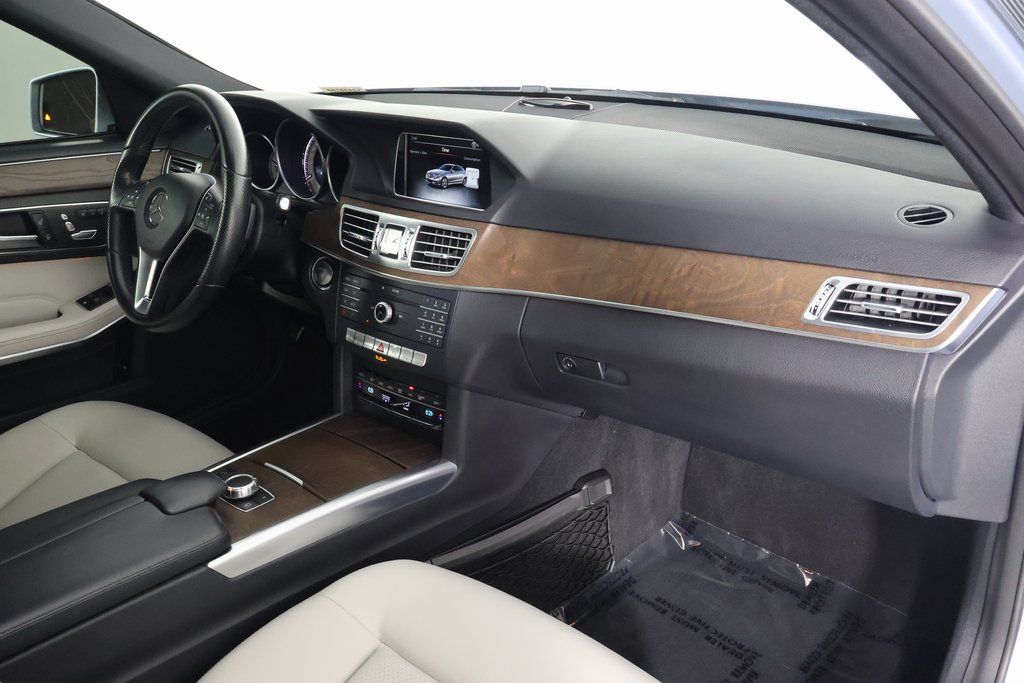 Thumbnail: 2016 Mercedes-Benz E-Class - 9