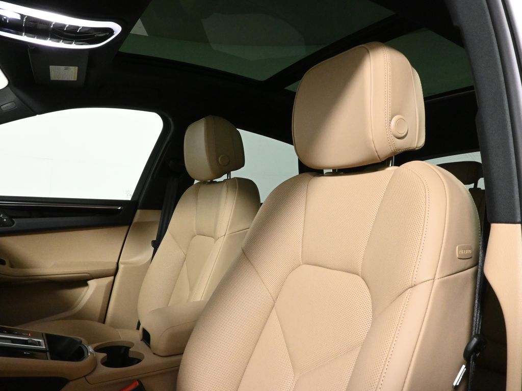 Thumbnail: 2025 Porsche Macan - 16