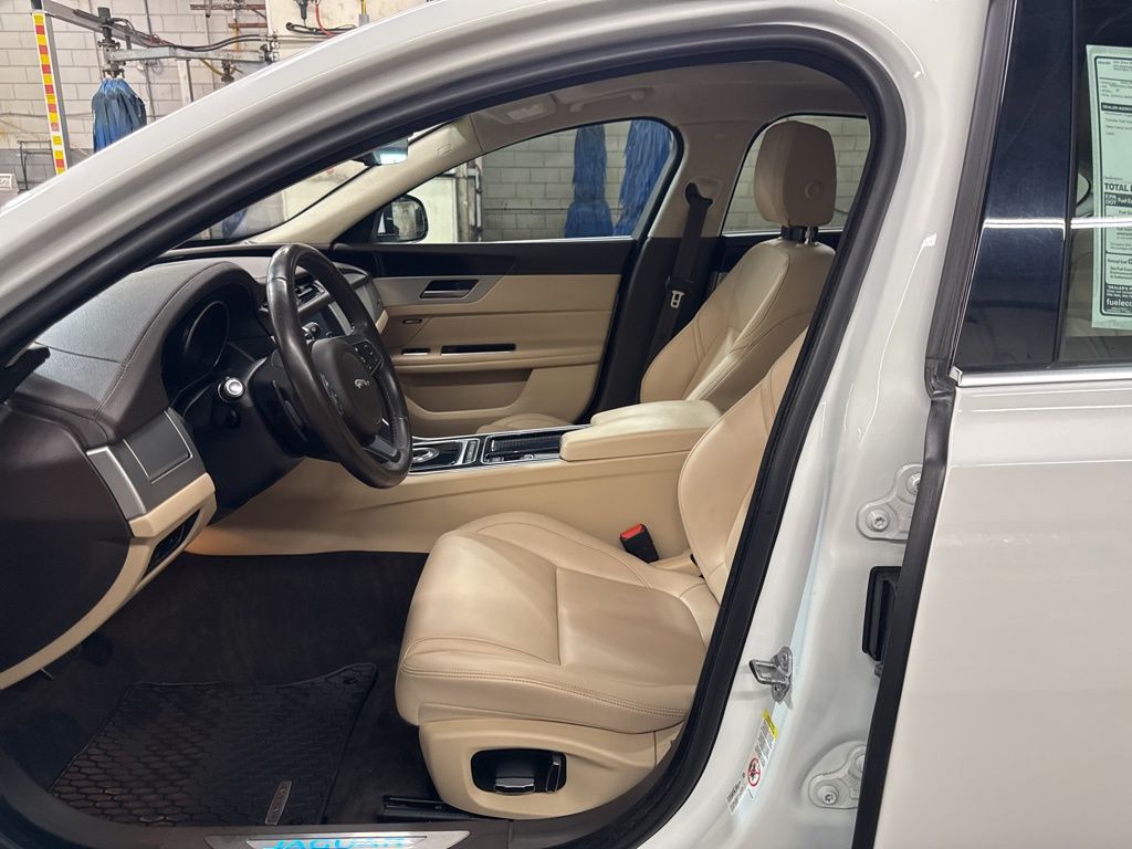 2020 Jaguar XF 25t Premium - 8