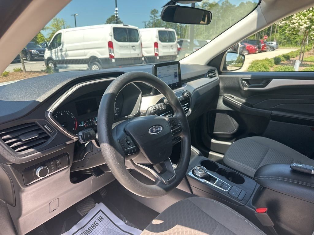 2022 Oxford White Ford Escape SE FWD SUV