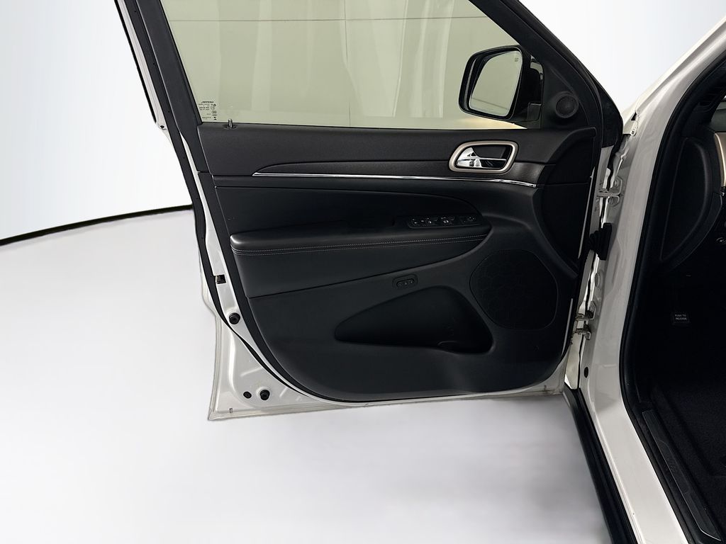 Thumbnail: 2016 Jeep Grand Cherokee - 24