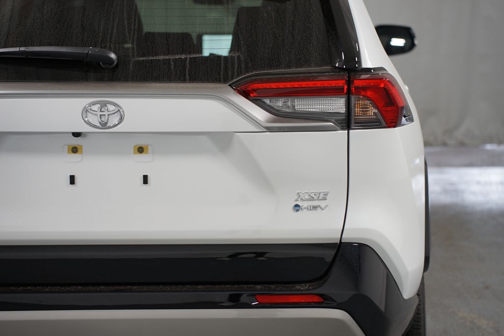 2025 Toyota RAV4 XSE 10