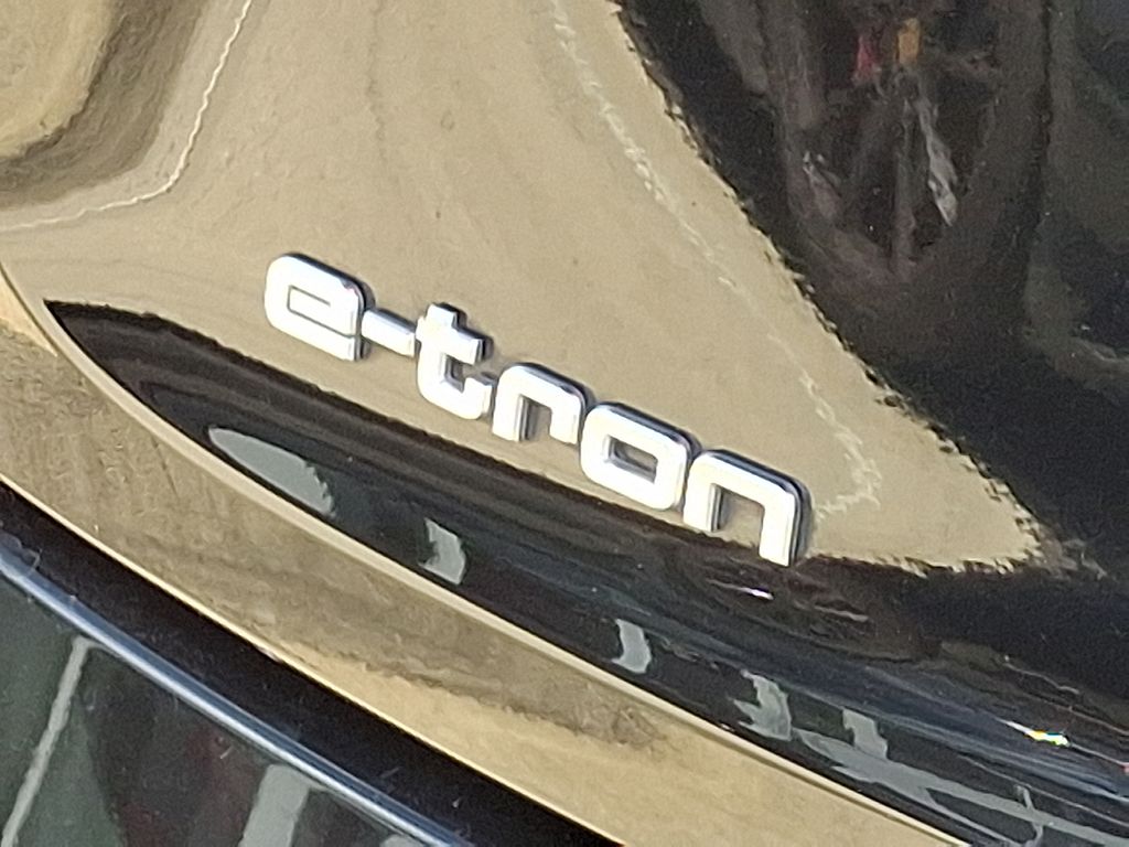 Thumbnail: 2022 Audi e-tron - 31