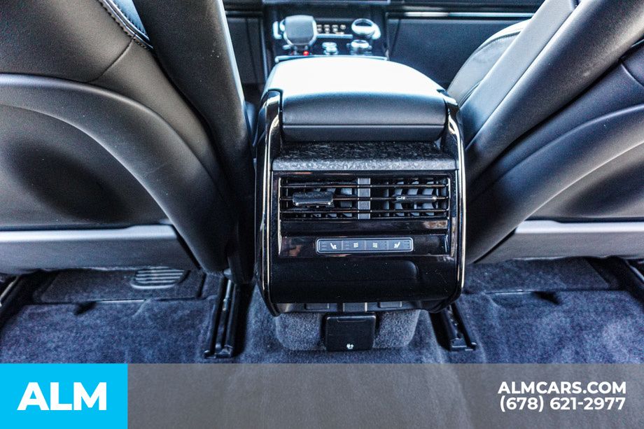 Used 2023 White Land Rover SE Dynamic image 30