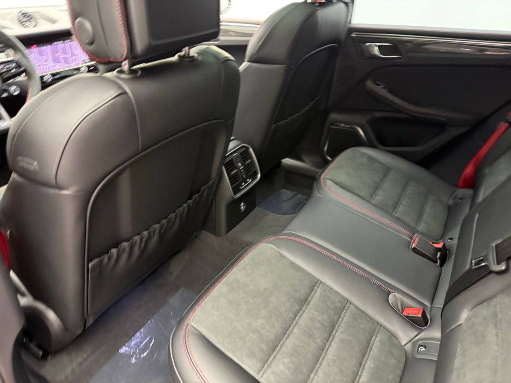 Thumbnail: 2026 Porsche Macan - 25