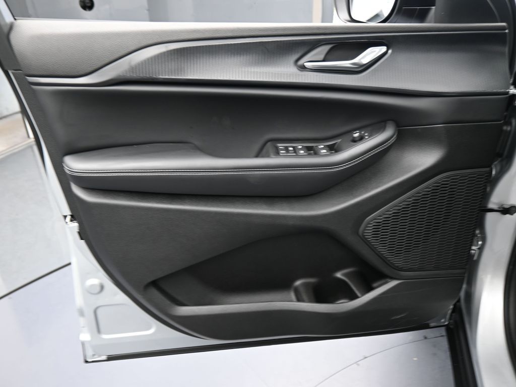 New 2026 Silver Zynith Jeep Laredo image 13