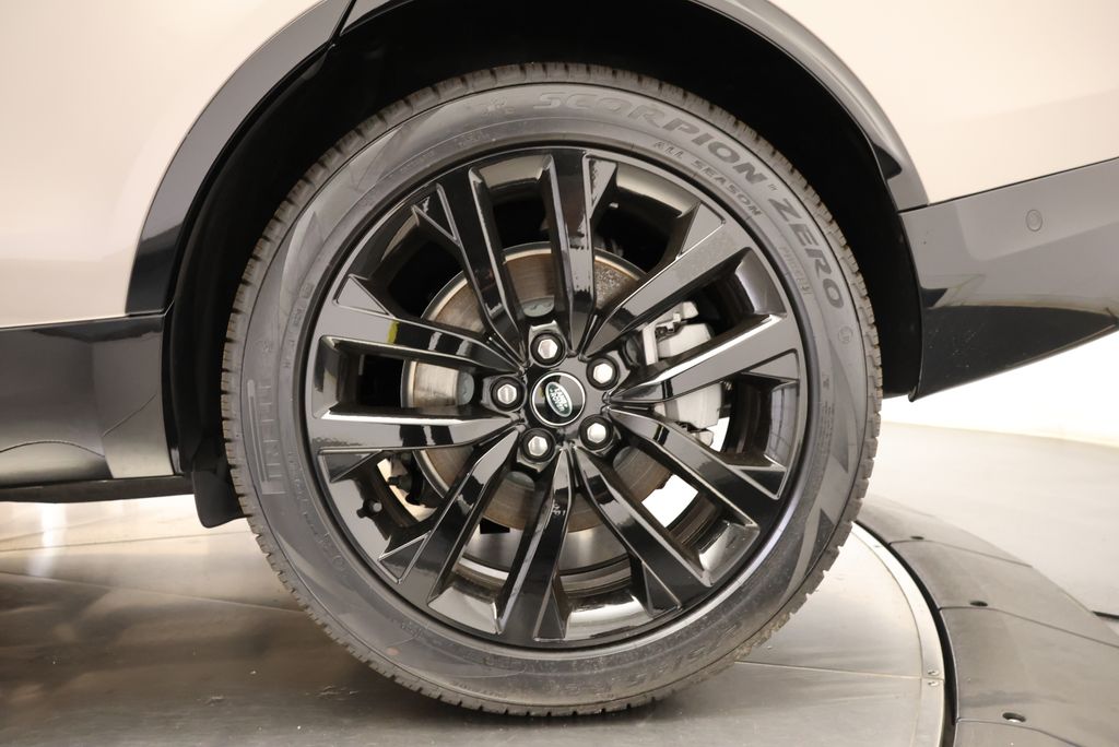 Thumbnail: 2026 Land Rover Discovery - 10