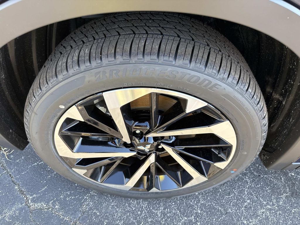 2025 Mitsubishi Outlander Plug-in Hybrid SE - Photo 10