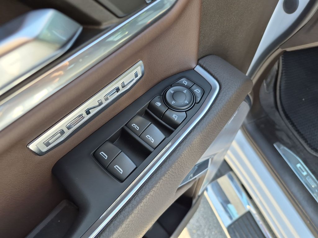 Used 2023 White GMC Denali image 22