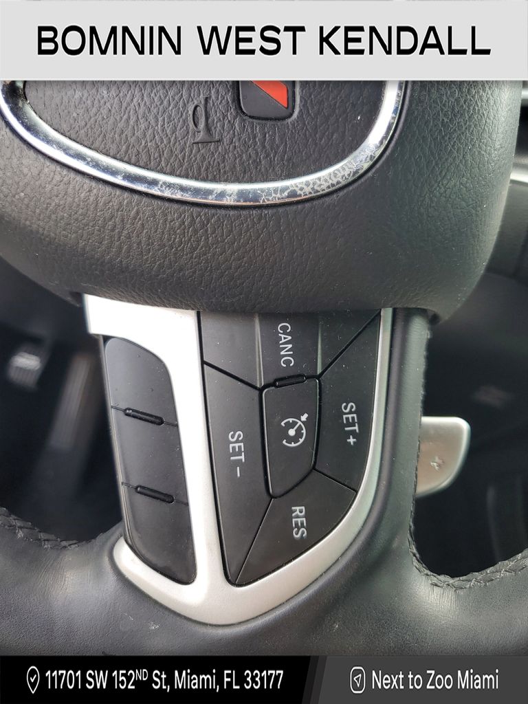 2015 Dodge Challenger SXT photo